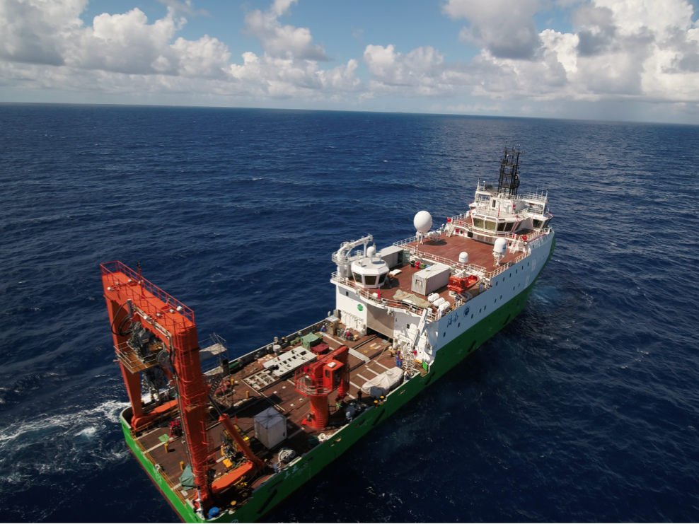 Transferring high-quality, HD video data from a surfaced submersible to government vessels
